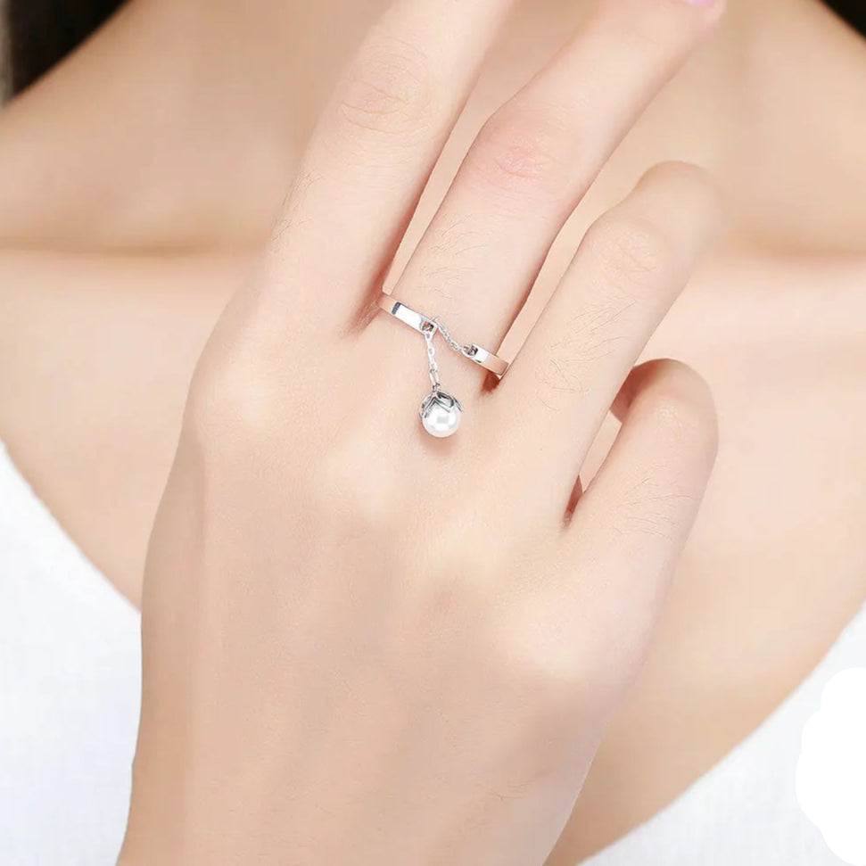 Adjustable geometric ring with pearl detail