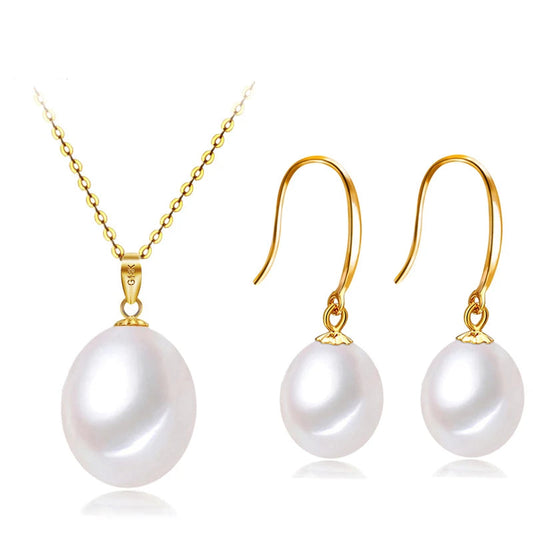 Close-up of 18K gold pearl pendant with natural freshwater pearl

