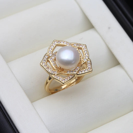 Adjustable geometric ring with pearl detail

